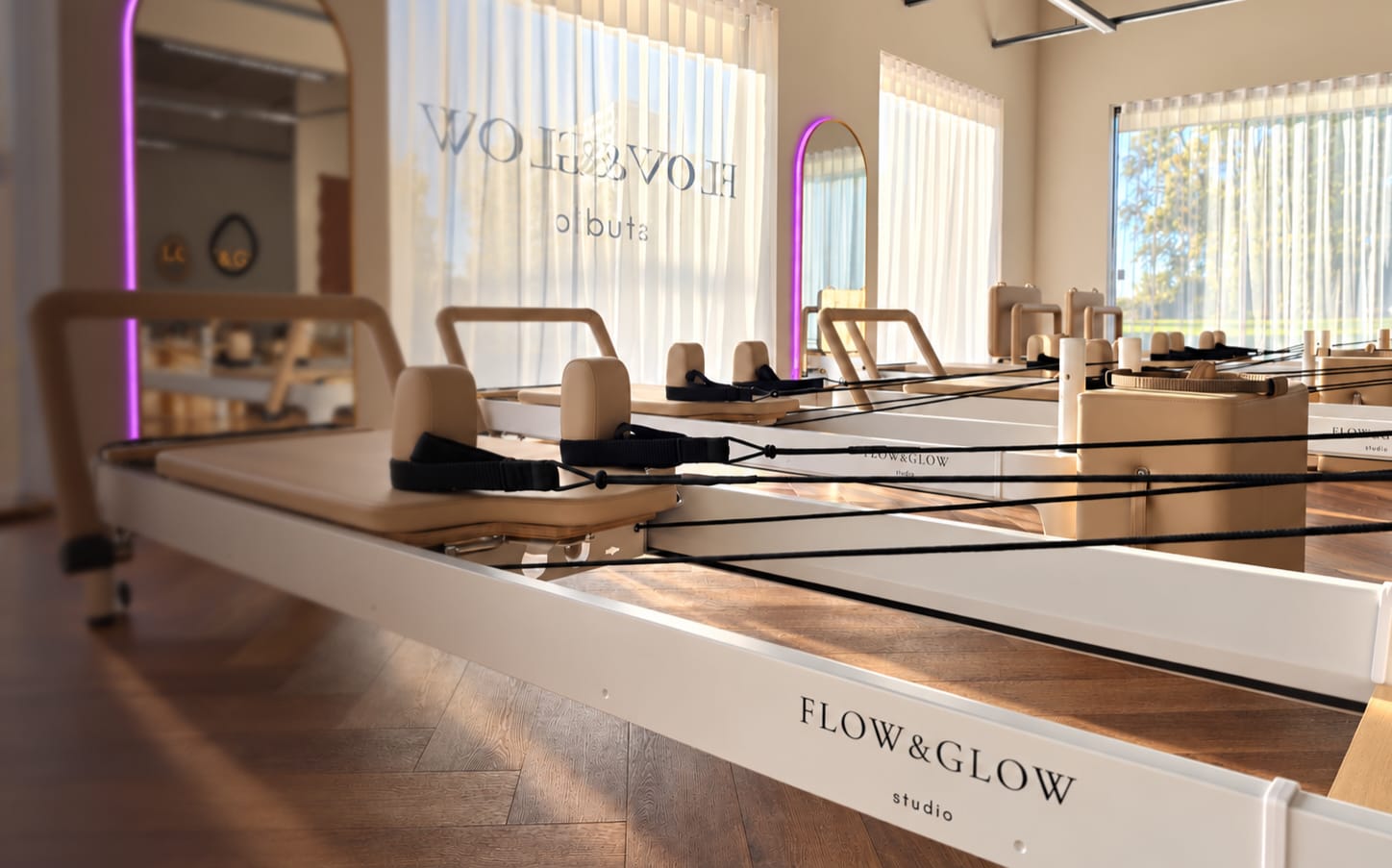 Reformer-pilatese masin Flow & Glow logoga stuudios päikesevalguses